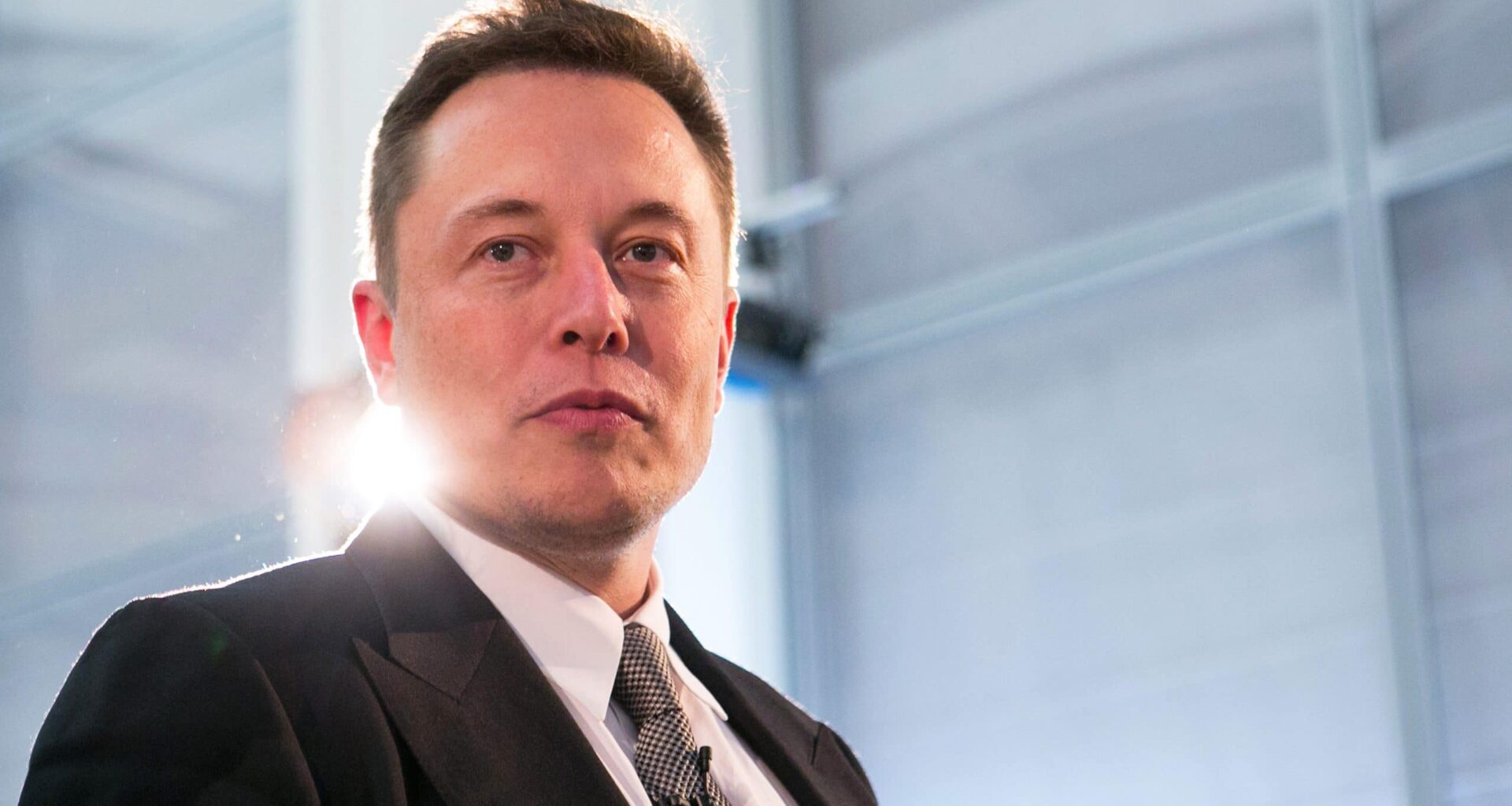 Elon Musk lança IA gratuita que promete transformar qualquer pessoa num “super-humano criativo”
