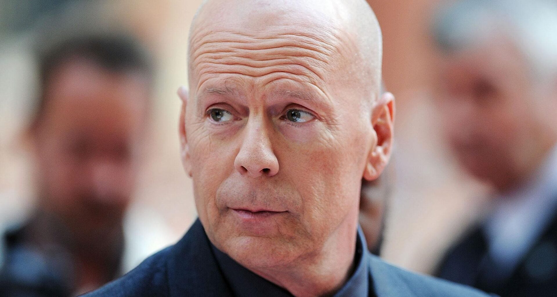 Bruce Willis vive em residência adaptada após demência