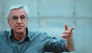 Caetano Veloso é beijado por guarda de trânsito em Brasília; veja