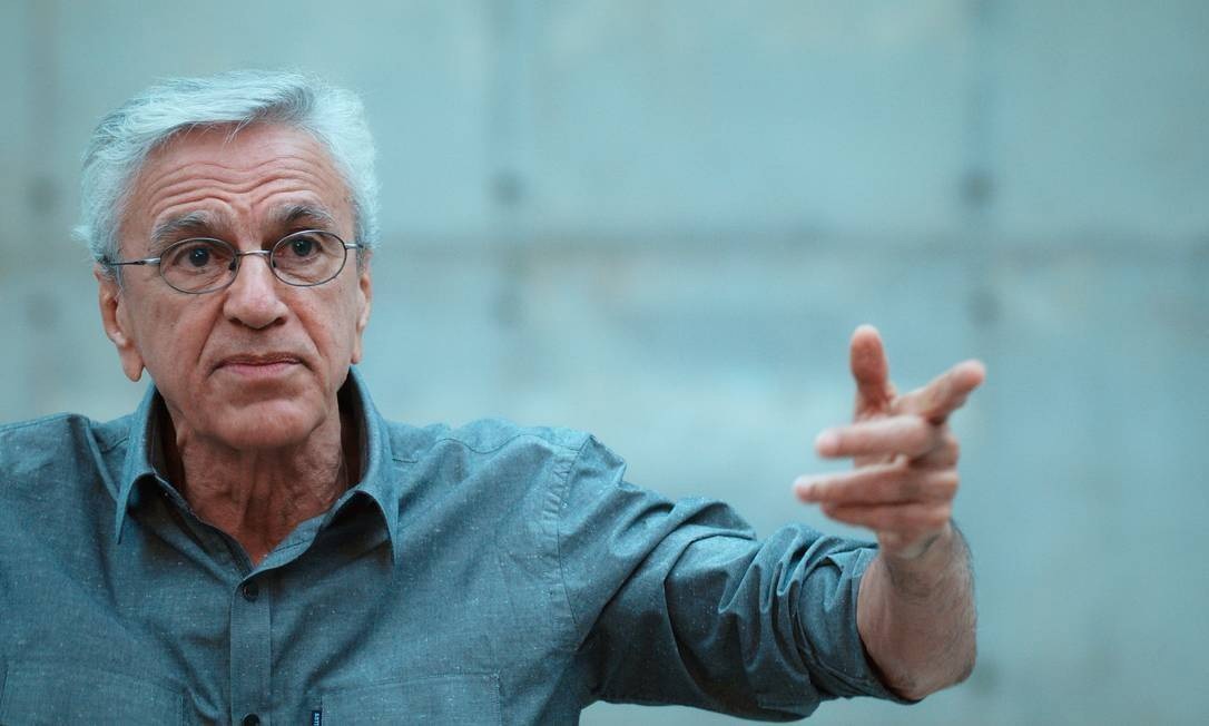 Caetano Veloso é beijado por guarda de trânsito em Brasília; veja