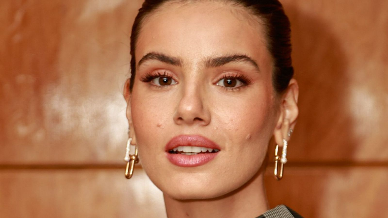 Camila Queiroz recebe convite para ser a protagonista da novela d