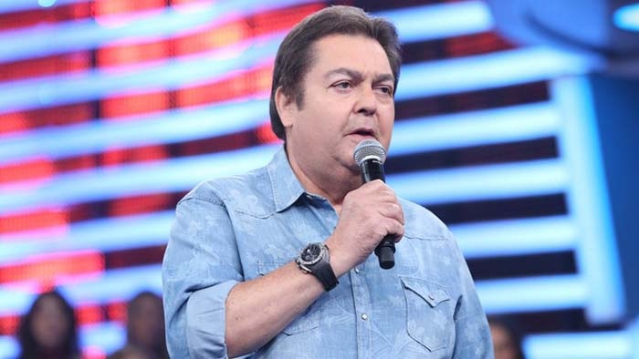 Faustão é extubado e permanece internado após transplantes em SP