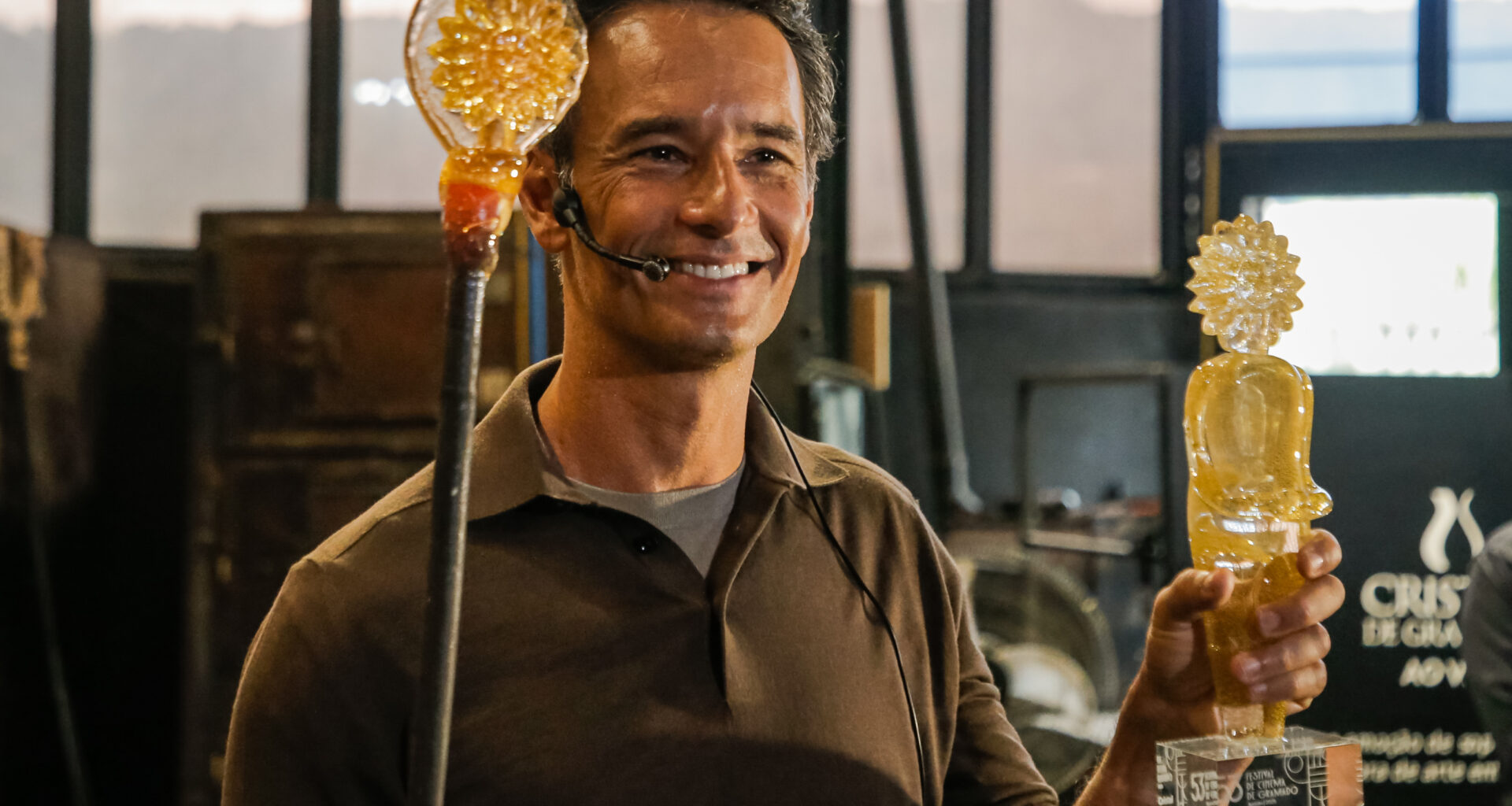 Rodrigo Santoro participa da fabricação do troféu de Gramado