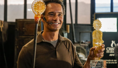 Rodrigo Santoro participa da fabricação do troféu de Gramado