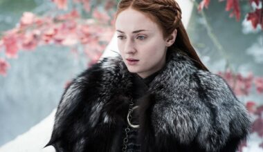 Atriz de 'Game of Thrones' diz que teve ânsia de vômito ao beijar