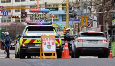 A polícia realiza uma fiscalização por condução sob o efeito do álcool numa zona escolar em frente à Escola Primária de Goeun, em Seodaemun-gu, Seul, na Coreia do Sul, em março deste ano. Fonte: Newsis, via Korea Herald