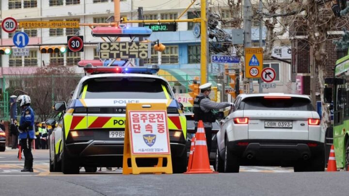 A polícia realiza uma fiscalização por condução sob o efeito do álcool numa zona escolar em frente à Escola Primária de Goeun, em Seodaemun-gu, Seul, na Coreia do Sul, em março deste ano. Fonte: Newsis, via Korea Herald