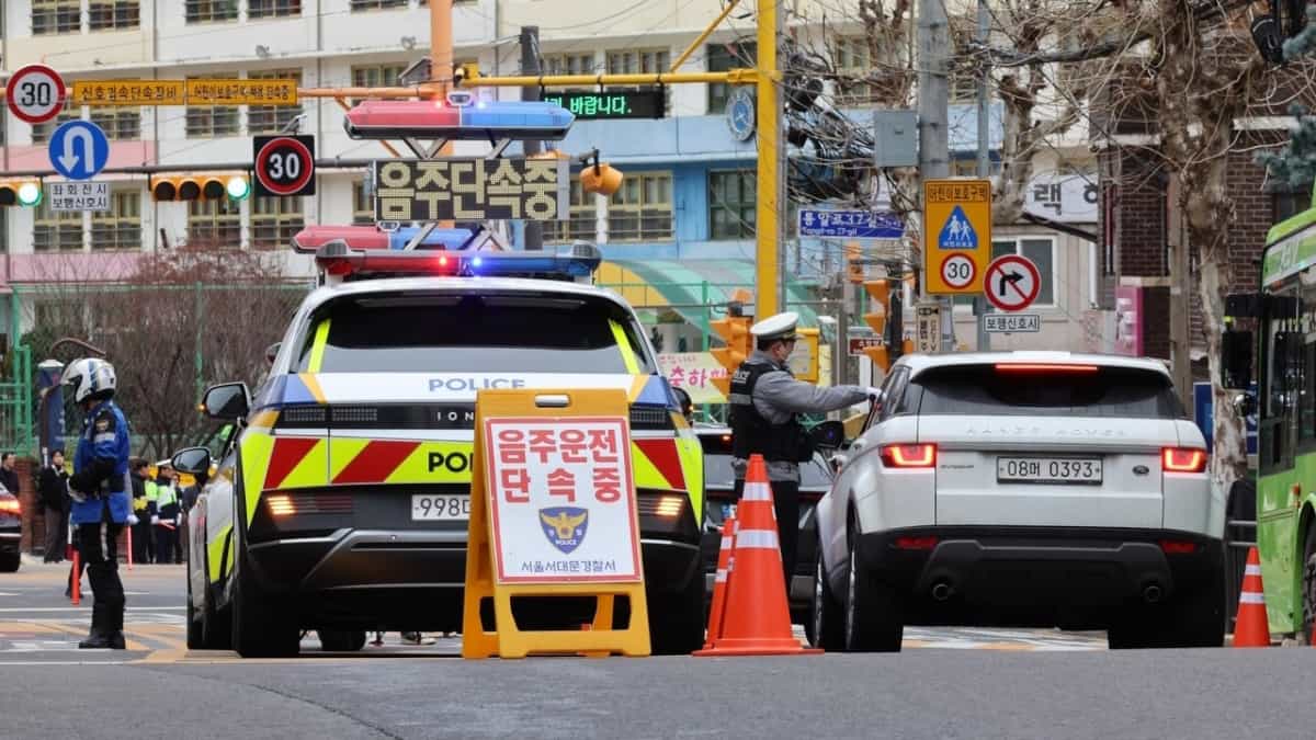 A polícia realiza uma fiscalização por condução sob o efeito do álcool numa zona escolar em frente à Escola Primária de Goeun, em Seodaemun-gu, Seul, na Coreia do Sul, em março deste ano. Fonte: Newsis, via Korea Herald