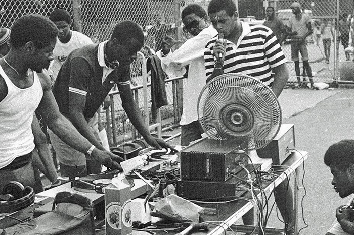 Tudo começou em 11 de agosto de 1973, no número 1520 da Sedgwick Avenue, quando o DJ Kool Herc deu uma festa e decidiu experimentar algo novo em seus toca-discos. (Foto Reprodução)