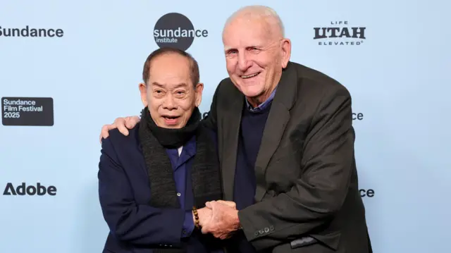 Nguyen Thanh Nghe e Carl Robinson na estreia do documentário "The Stringer" em janeiro de 2025 em Utah, EUA.