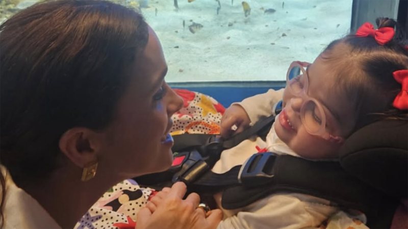 Filha de Juliano Cazarré faz o 1º passeio da vida aos 3 anos de idade