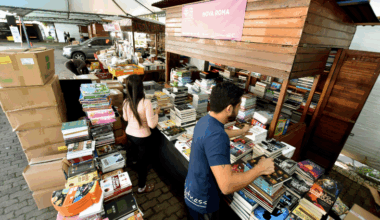 Compre ao menos um livro na feira