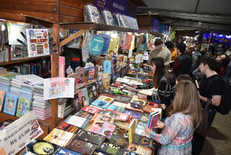 Poesia japonesa clássica e antologia com crianças e adolescentes estão entre os lançamentos da Feira do Livro
