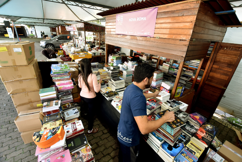 Compre ao menos um livro na feira