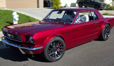 Clássico Ford Mustang vermelho com componentes da Tesla
