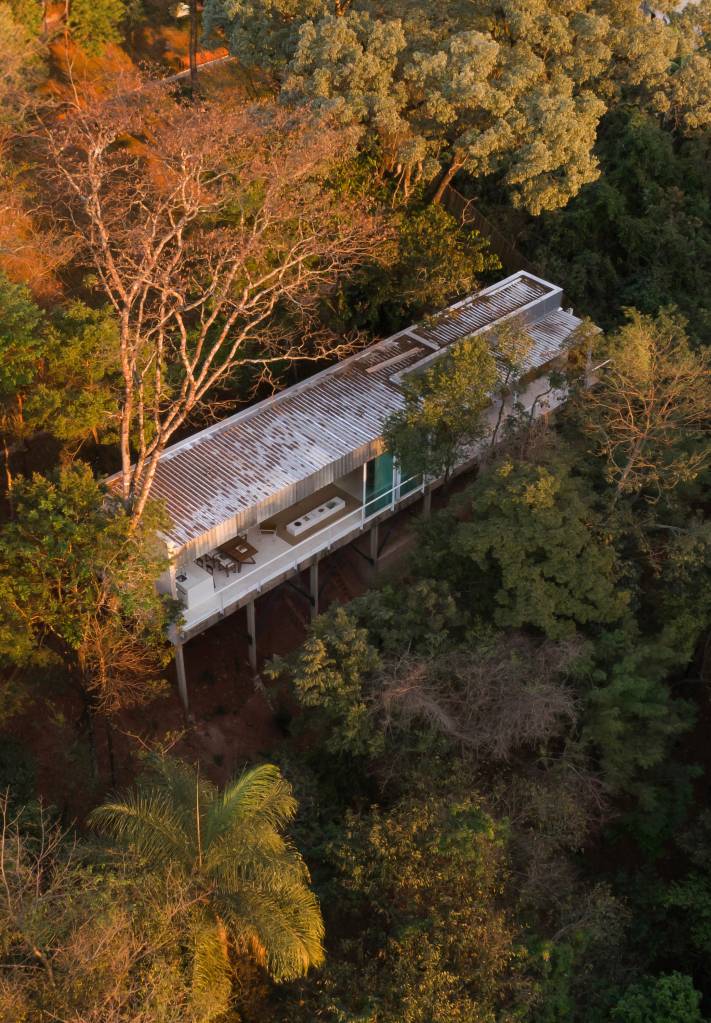 galpao-e-transformado-em-loft-minimalista-suspenso-em-meio-a-mata-piacesi-arquitetura-01 Galpão é transformado em incrível loft minimalista suspenso em meio à mata. Projeto de Piacesi Arquitetos.