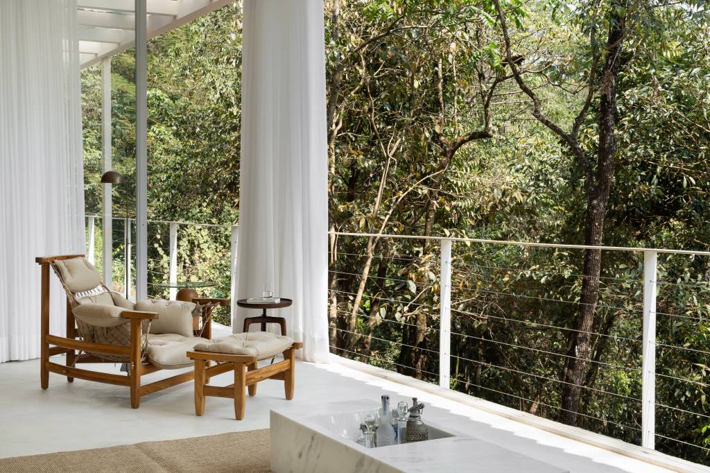 galpao-e-transformado-em-loft-minimalista-suspenso-em-meio-a-mata-piacesi-arquitetura-07-varanda-vista-plantas Galpão é transformado em incrível loft minimalista suspenso em meio à mata. Projeto de Piacesi Arquitetos.