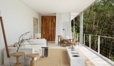 Galpão é transformado em incrível loft minimalista suspenso em meio à mata