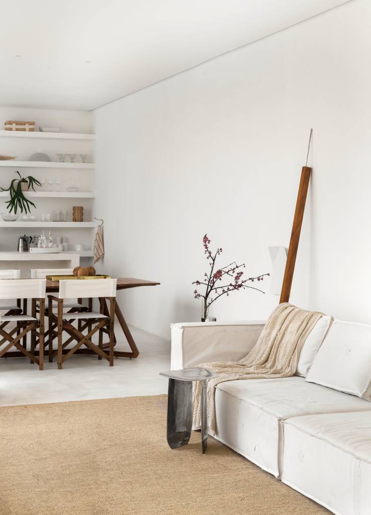 galpao-e-transformado-em-loft-minimalista-suspenso-em-meio-a-mata-piacesi-arquitetura-11-sala Galpão é transformado em incrível loft minimalista suspenso em meio à mata. Projeto de Piacesi Arquitetos.