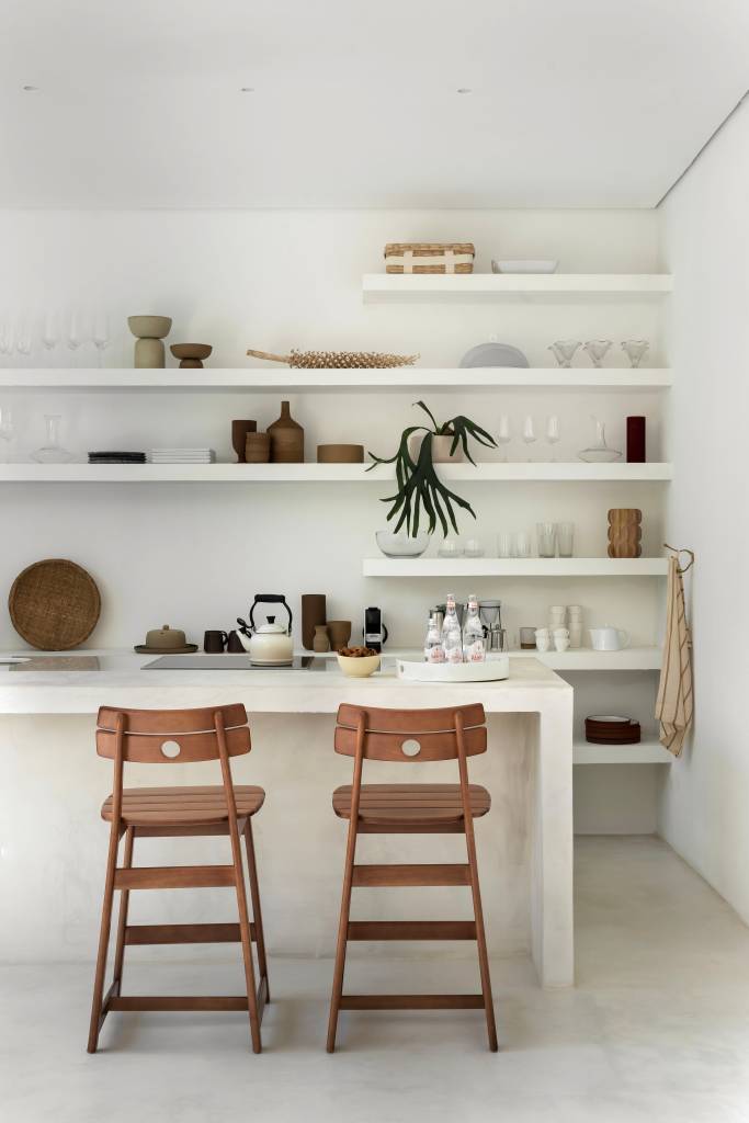 galpao-e-transformado-em-loft-minimalista-suspenso-em-meio-a-mata-piacesi-arquitetura-16-cozinha Galpão é transformado em incrível loft minimalista suspenso em meio à mata. Projeto de Piacesi Arquitetos.