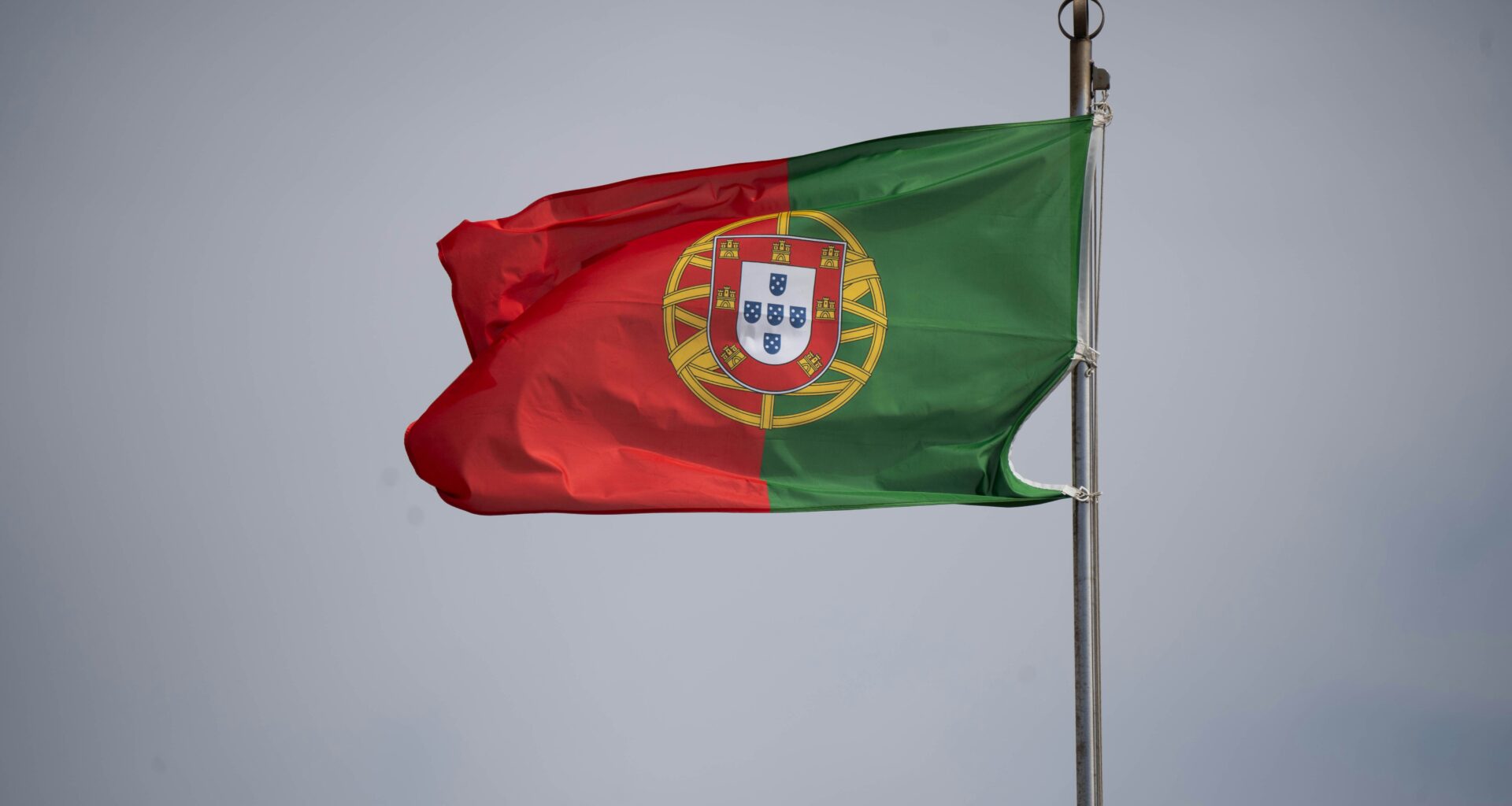 Sem explicar, Portugal para de conceder a brasileiros direitos previstos em tratado