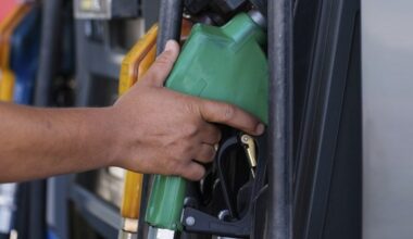 Combustíveis: Um sobe, outro desce de preço. Veja quais os postos mais baratos do País para atestar