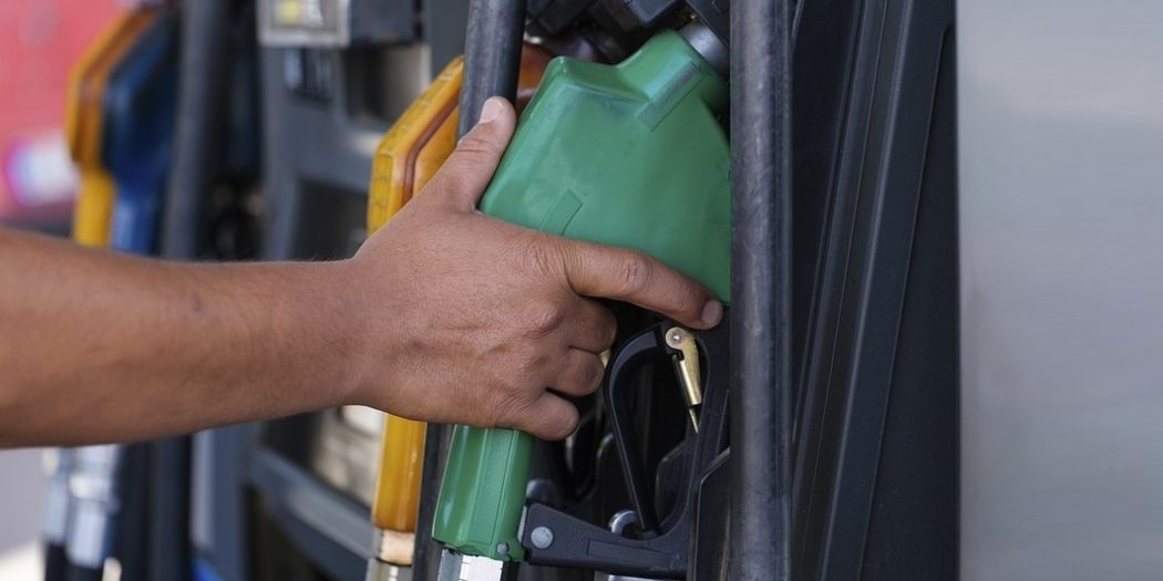 Combustíveis: Um sobe, outro desce de preço. Veja quais os postos mais baratos do País para atestar