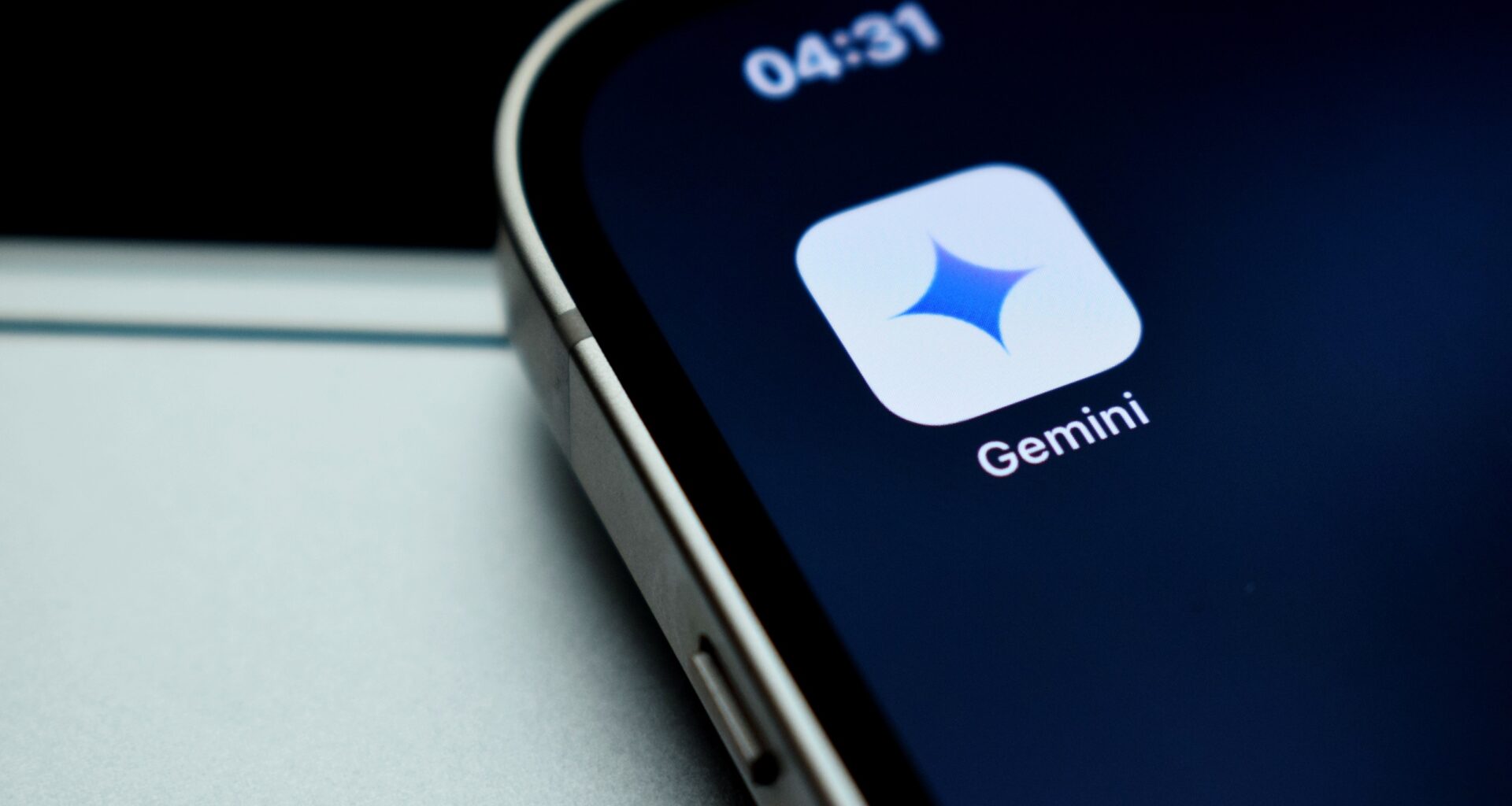 Apple avalia usar Gemini para nova versão da Siri com IA