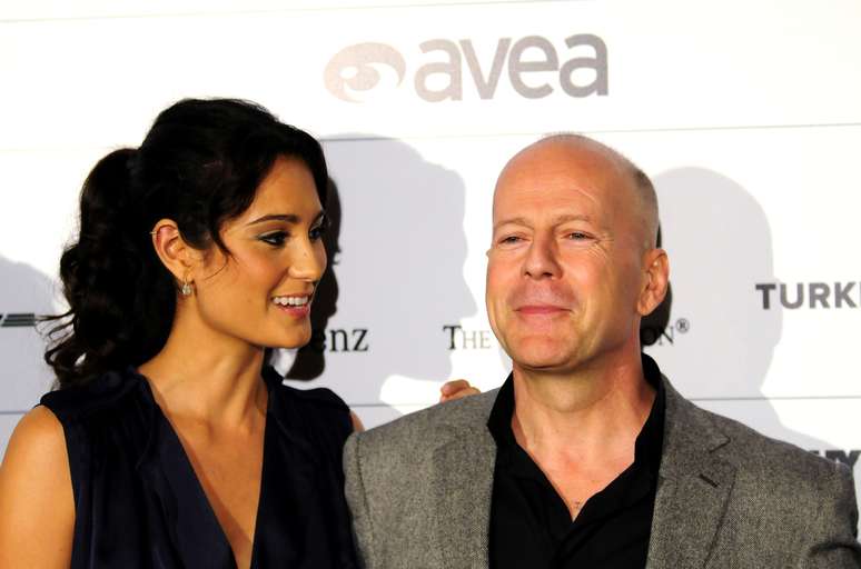 Emma e Bruce Willis posando para foto em tapete vermelho