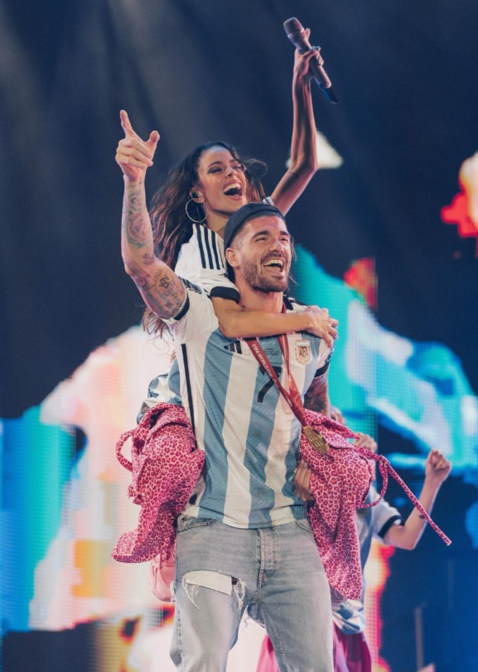 A ex-atriz da Disney, Tini Stoessel, ao lado do jogador argentino Rodrigo de Paul — Foto: Reprodução / X