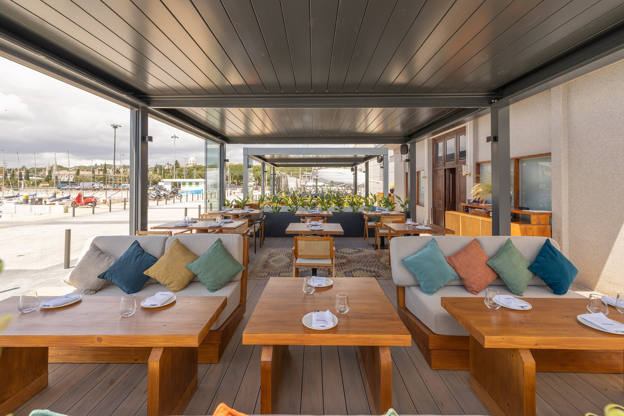 Na esplanada do Bonança encontramos uma sala de verão com vista para o Tejo
