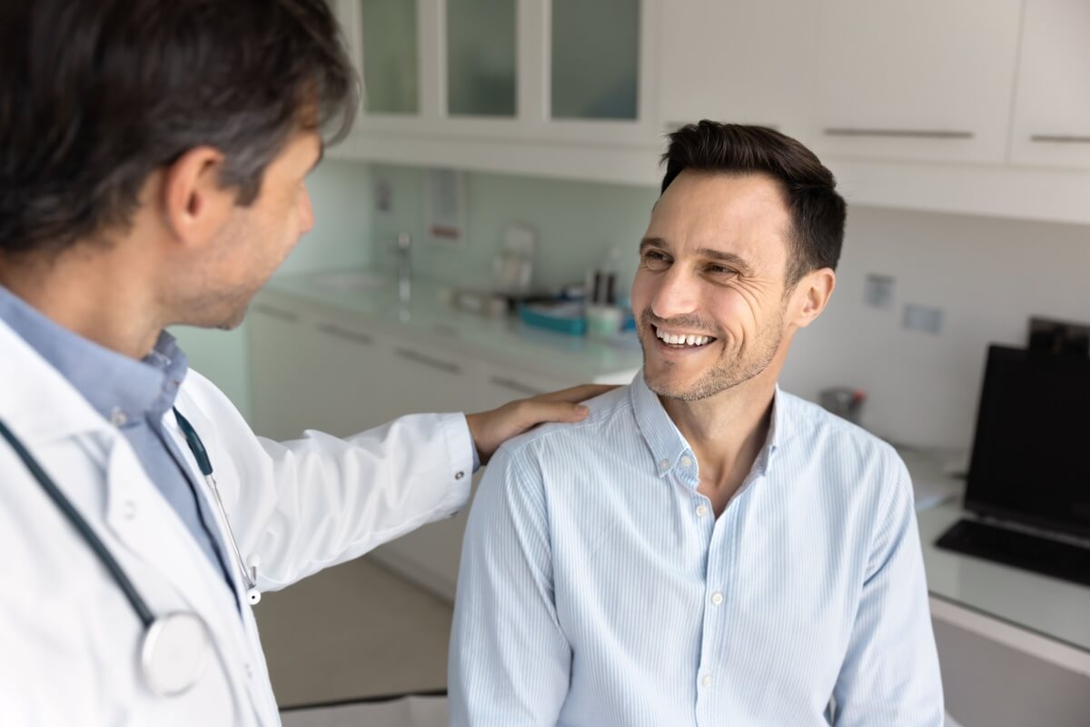 Homem na consulta mÃ©dica sendo atendido por uma mÃ©dica