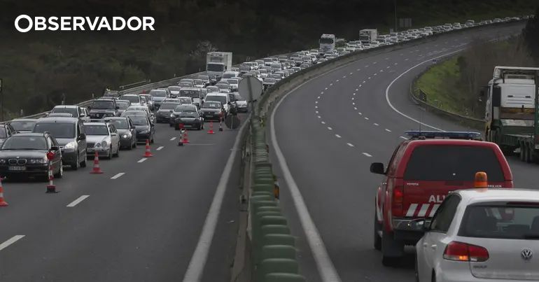 Acidente na A1 faz três feridos e condiciona trânsito – Observador
