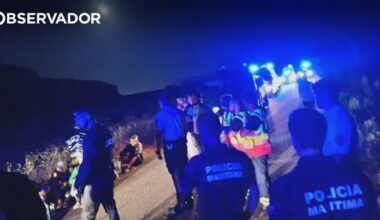 Barco dá à costa do Algarve com 38 migrantes – Observador