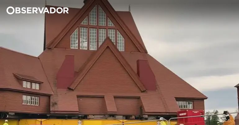 Suécia. Igreja com 672 toneladas transportada em plataforma – Observador