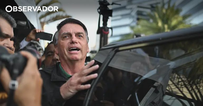 Insultos e avisos. As conversas entre Bolsonaro e o filho – Observador