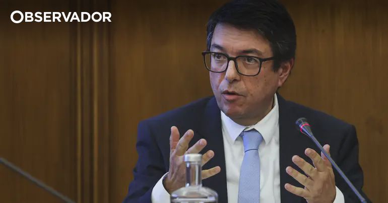 "Ausente" e sem soluções. Álvaro Almeida cercado de críticas – Observador