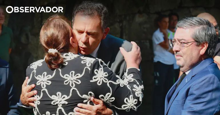 "Não merece estar aqui." PM criticado em funeral de bombeiro – Observador
