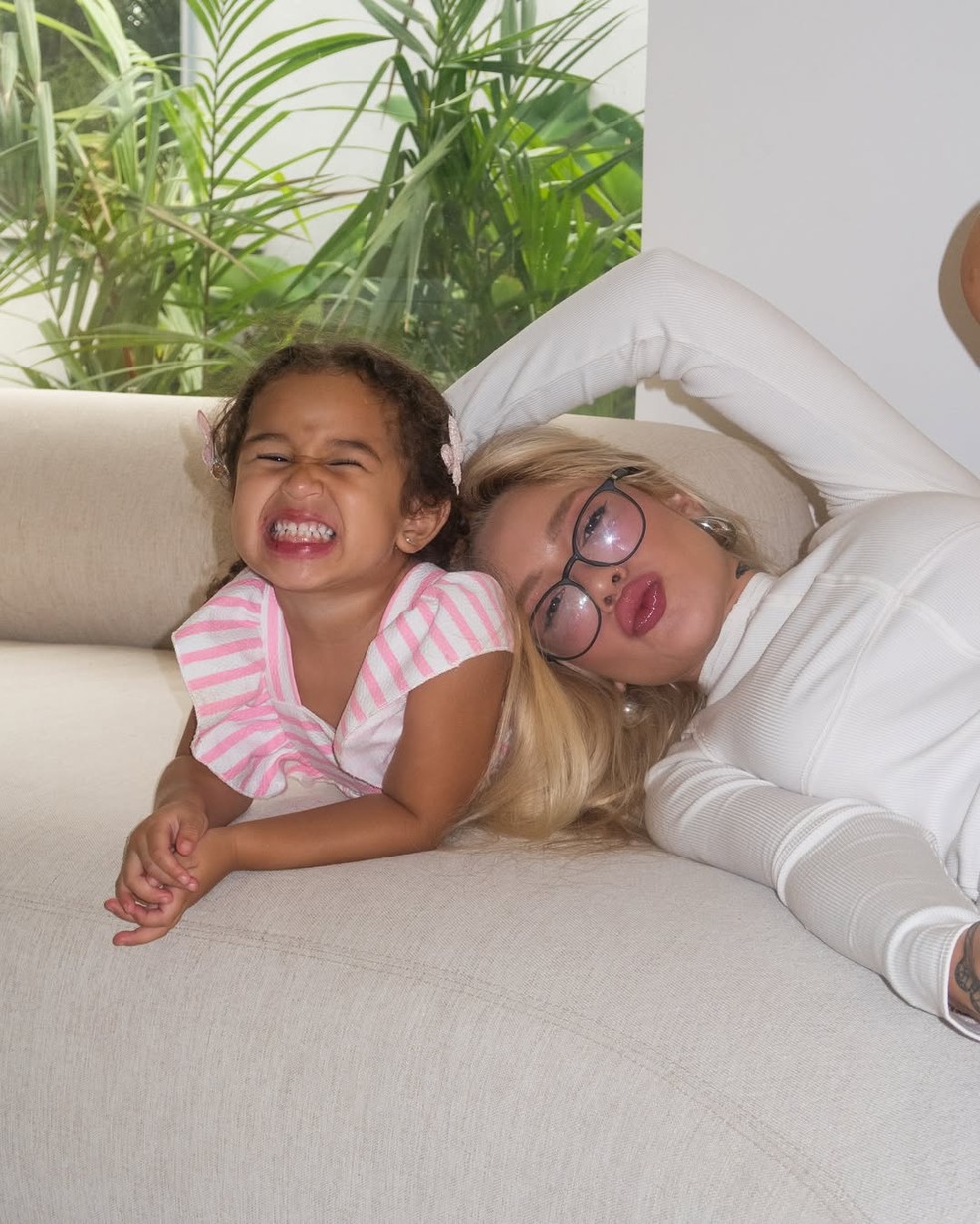 Karoline Lima fala sobre convivência da filha com filhos do namorado  — Foto: Reprodução Instagram