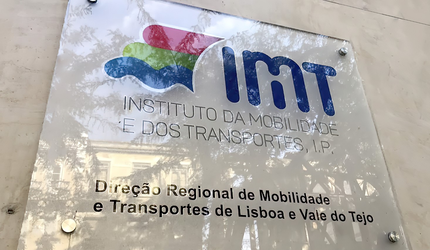 Carros novos do PRR para instituições sociais estão parados há quase um ano por atraso nas inspeções