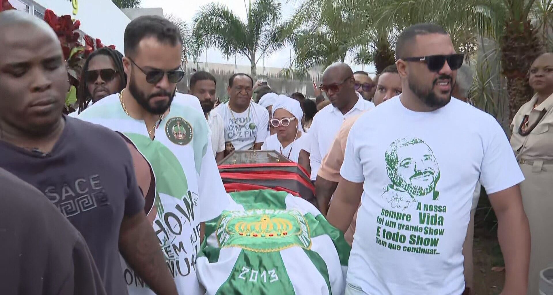 Corpo de Arlindo Cruz é enterrado no Rio após despedida com batucada e emoção - G1