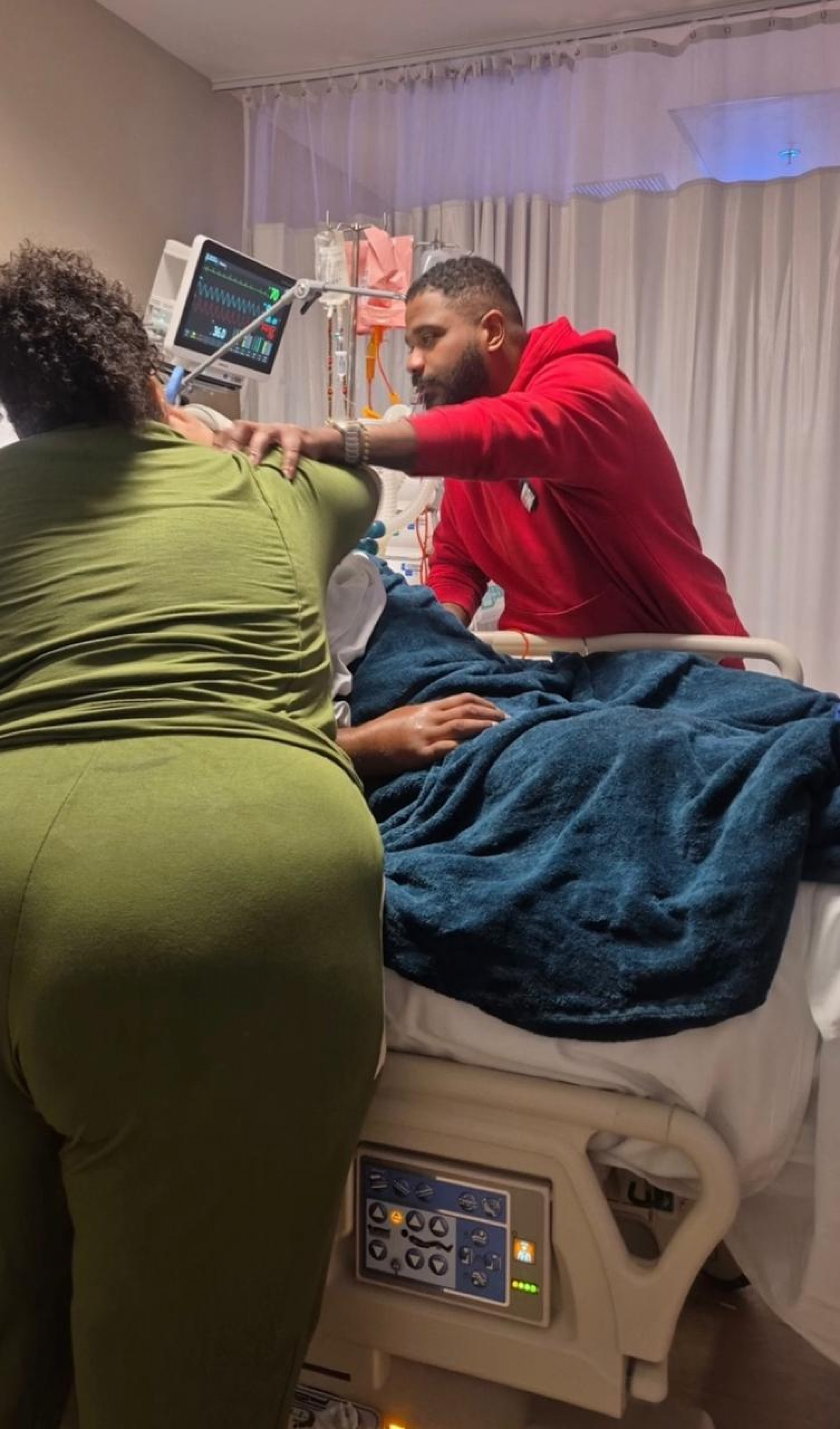 Mulher de Arlindo Cruz exibe foto rara do marido no hospital
 - Reprodução / Instagram