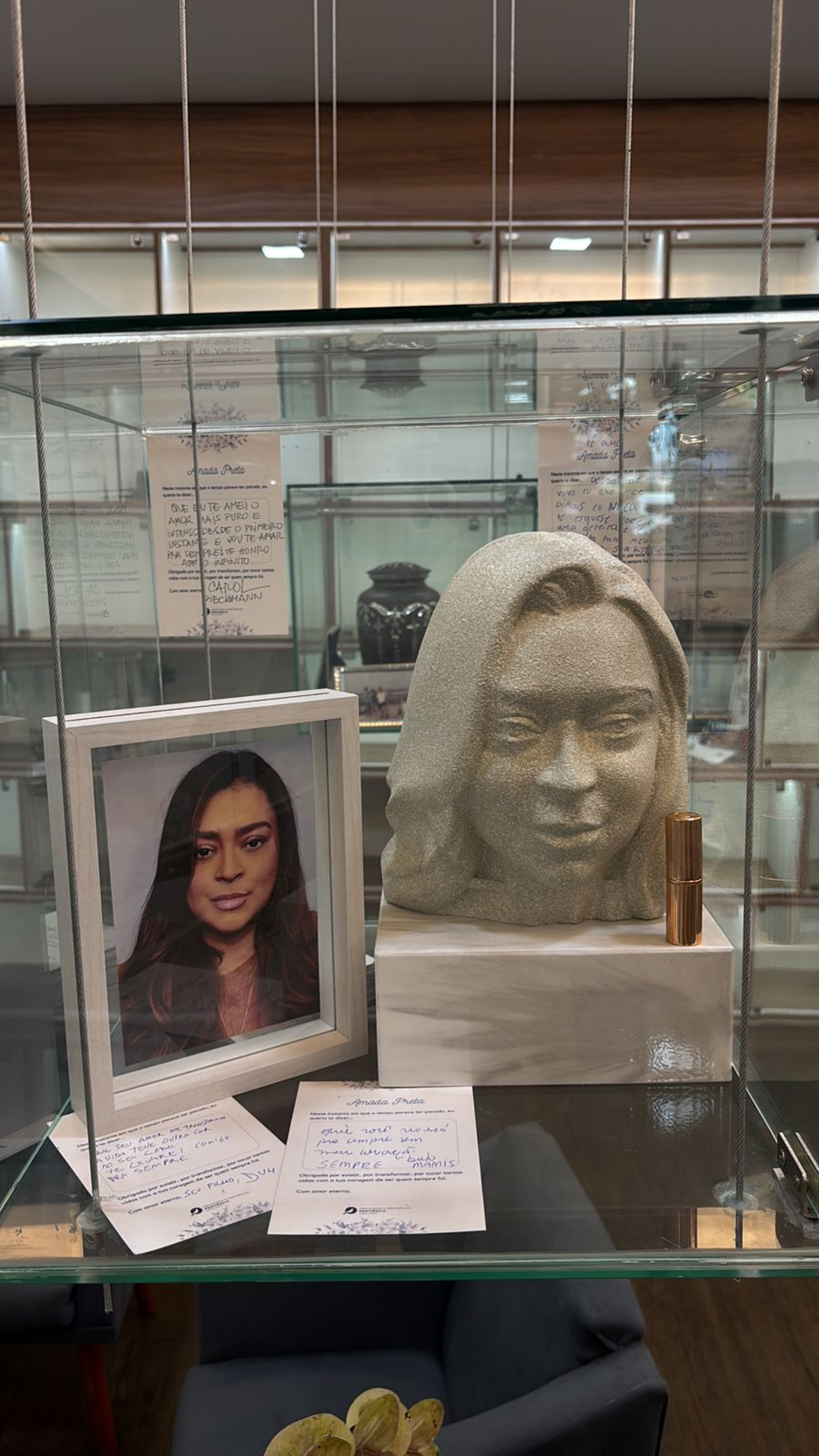 Família de Preta Gil homenageia cantora com busto em cemitério no Rio
 - Divulgação 