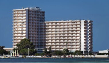 Mais de 100 turistas são internados após consumo de comida envenenada em hotel na Espanha