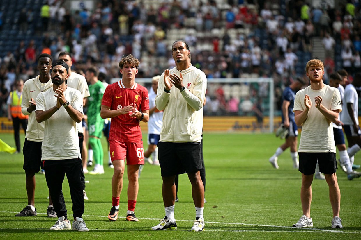 «É estranho continuar a jogar futebol»