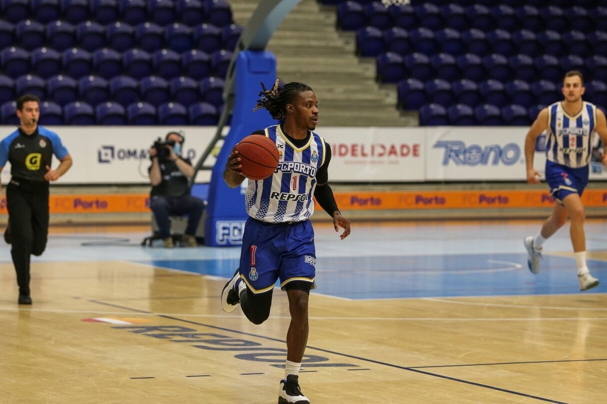 Jalen Riley regressa e reforça o FC Porto - zerozero.pt