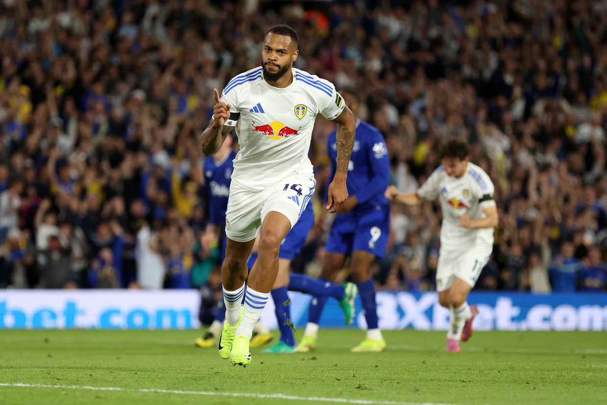 Penálti tardio de Nmecha garante vitória ao Leeds na estreia - zerozero.pt