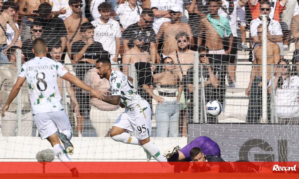 Arranque difícil do V. Guimarães: defesa de papel como há muito não se via - V. Guimarães