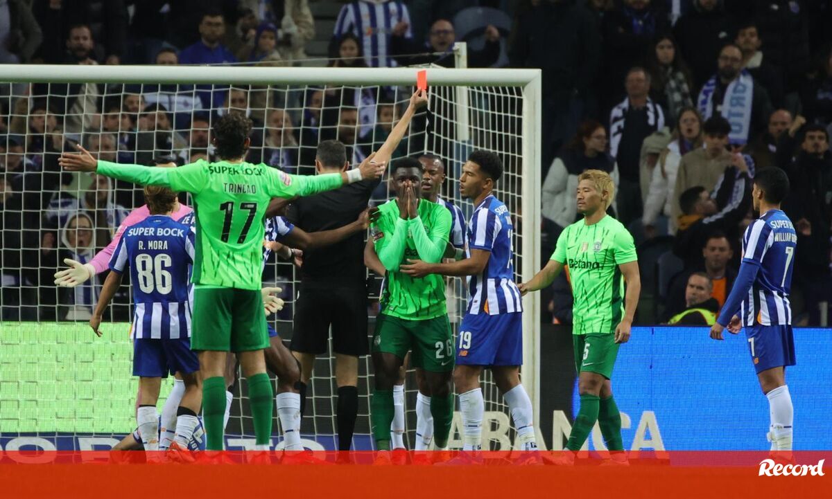 Sporting ou FC Porto, quem tem sido mais beneficiado pelas expulsões? Record analisa números da polémica antes do clássico - Liga Betclic