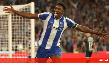 Samu convocado e direto ao onze do FC Porto no clássico - FC Porto